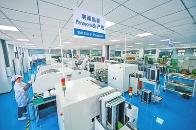 工作人員正在緊張生產(chǎn)